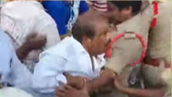 ఏపీ స్వాతంత్ర్య దినోత్సవ వేడుకల్లోకూడా రాజకీయాలు..! చీరాలలో కొట్టుకున్న వైసీపీ,టీడీపీ నేతలు