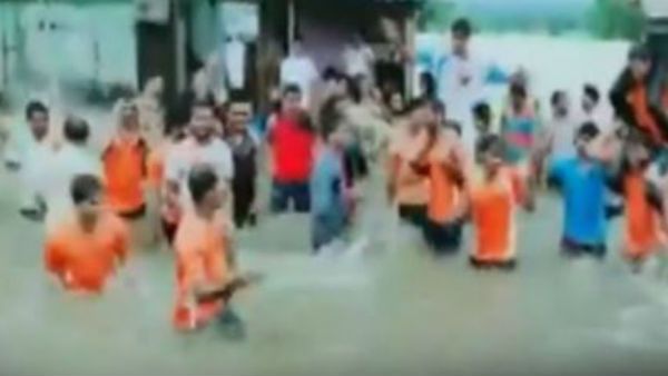 వరద నీటిలో డ్యాన్సులు.. భయం లేకుండా ఫన్నీగా.. డేంజరే సుమీ (వీడియో)