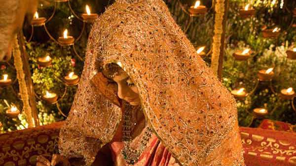 తండ్రి ఇతర వంశస్థులను పెళ్లి చేసుకుంటే... కొడుకుకు శిక్ష, గిరిజనుల్లో వింత అచారం