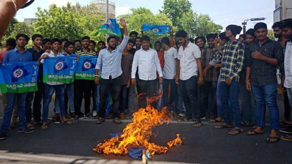 సారూ.. సంక్షేమ హాస్టళ్లకు భవనాలేవీ..? విద్యార్థుల గోస పట్టదా...