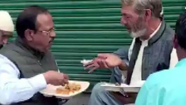 కశ్మీర్‌లో విషయంలో రంగంలోకి దిగిన అజిద్ దోవల్.. వీధుల్లో తిరుగుతూ.. స్థానికులతో లంచ్ (వీడియో)