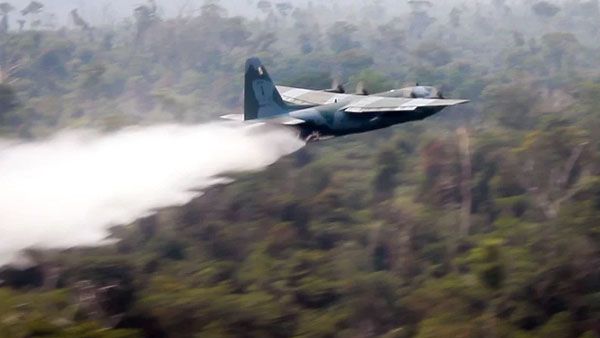 అమెజాన్ అడవుల్లో మంటలు ఆర్పుతూ.. యుద్ద విమానాలతో నీళ్లు చల్లుతూ..!