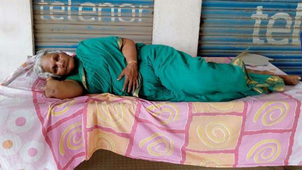 అ అమ్మ, ఆ ఆస్తి.. తల్లిని గెంటేసిన కొడుకులు.. న్యాయం కోసం నడిరోడ్డు మీద..!