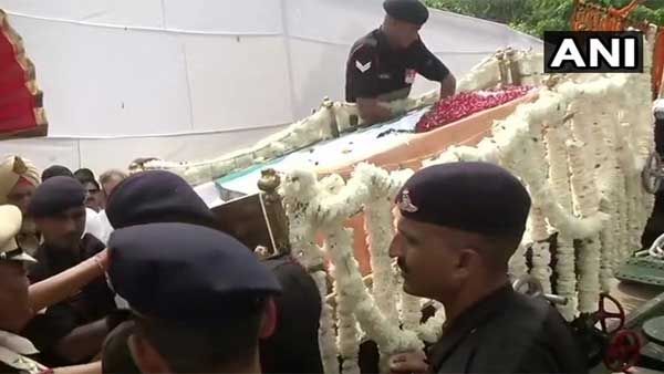 జైట్లీకి కన్నీటి వీడ్కోలు... నిగమ్ బోధ్‌లో ముగిసిన జైట్లీ అంత్యక్రియలు