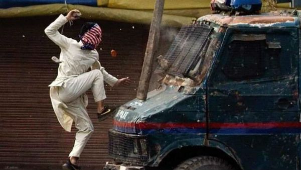 కశ్మీర్‌లో అలజడి.. ఆర్మీ వాహనం అనుకుని ట్రక్కుపై దాడి..!