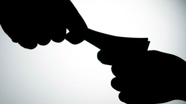 షాకింగ్ : లంచం అలా తీసుకుంటూ.. అంతా వెరైటీ యవ్వారమే..!