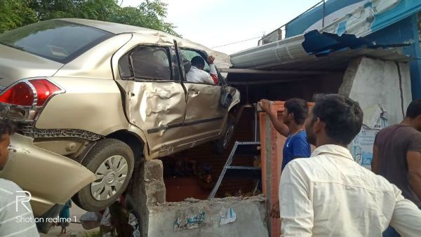 వీడియో : అతివేగం టాప్ ఎక్కించింది.. రేకుల షెడ్డుపైకి.. గాల్లో తేలిన కారు