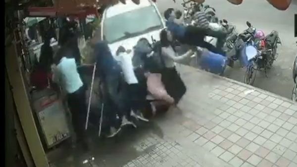 ఫుట్‌పాత్‌పై బీభత్సం సృష్టించింన కారు..! తాగుబోతులపై మండిపడుతున్న బాదితులు..!!