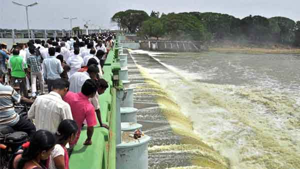 తమిళనాడుకు కావేరీ నీరు విడుదల చెయ్యండి, పుండు మీద కారం చల్లారు, ప్రభుత్వం విఫలం !