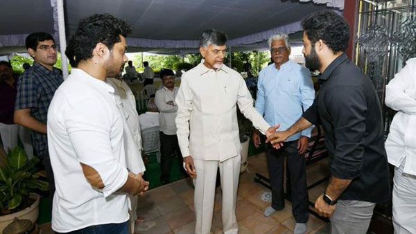 షాకింగ్: జూనియర్ ఎన్టీఆర్ తో చంద్రబాబు మంతనాలు!