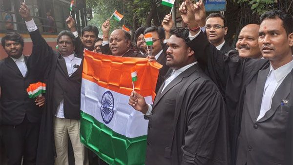 ఆర్టికల్ 370, 35(ఏ) రద్దు.. న్యాయవాదుల సంబరాలు (వీడియో)