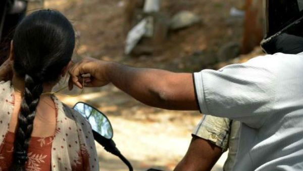 చైన్ స్నాచర్లకు ఎదురుదెబ్బ.. తిరగబడ్డ మహిళలు.. చివరకు..!