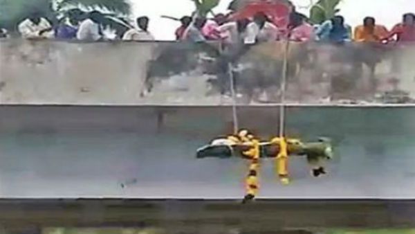 దళితుడి శవం.. అగ్రవర్ణాల ఆధిపత్యం.. ఇదెక్కడి కులపిచ్చిరా నాయనా..! (వీడియో)