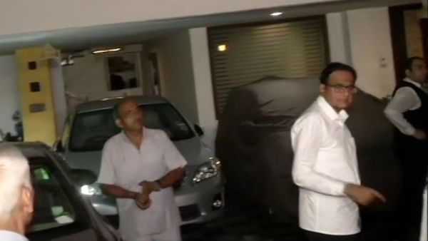 చిదంబరం నివాసానికి చేరుకుంటున్న కాంగ్రెస్ సీనియర్లు.. పోలీసుల సాయం కోరిన సీబీఐ