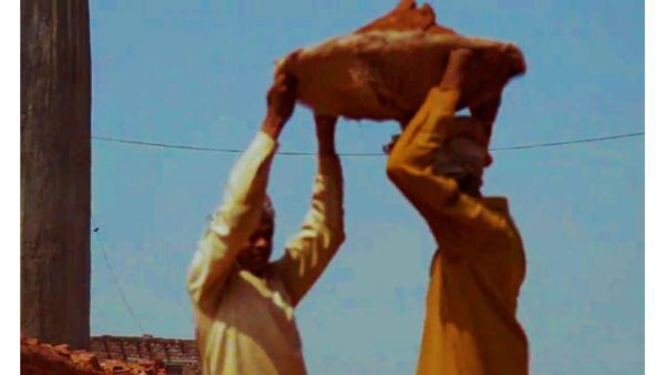 అయ్యో పాపం: ఏడు నెలలుగా జీతం చెల్లించని ప్రభుత్వం... కూలీగా మారిన క్లర్కు