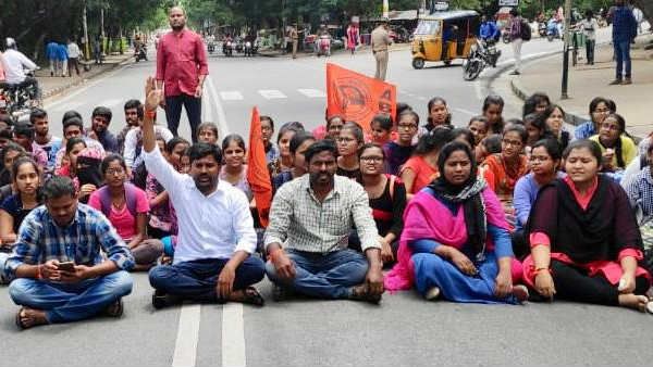 ఓయూ క్యాంపస్‌లో విద్యార్థినుల ఆందోళన.. ఆగంతకుడు చొరబడ్డ ఘటనపై సీరియస్..!