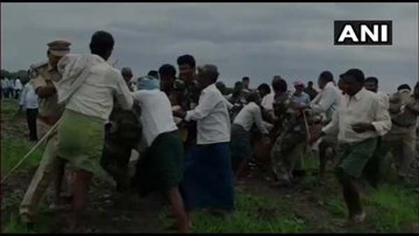 పోలీసుల దాష్టీకం: అన్నదాతలపై విరిగిన లాఠీ!