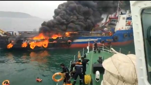 వీడియో: సముద్రంలో భగ్గుమన్న నౌక: విశాఖపట్నం సమీపంలో ఘటన