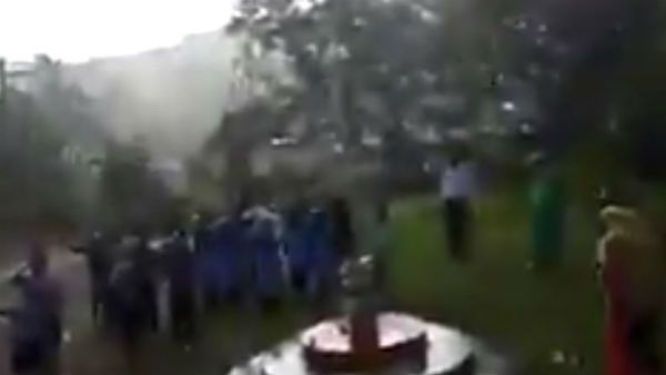 దేశభక్తులు..! టీచర్లంతా పరుగో పరుగు.. చిన్నారులు మాత్రం ఇంచుకూడా కదల్లేదు..!!(వీడియో)