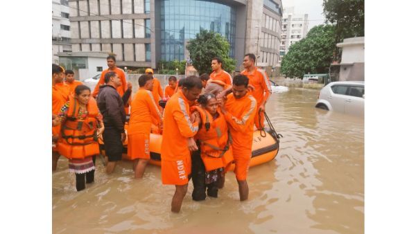 సలాం పోలీస్: వడోదరలో వరదలు..ఈ చిన్నారిని ఆ పోలీస్ ఎలా కాపాడాడో చూడండి..!