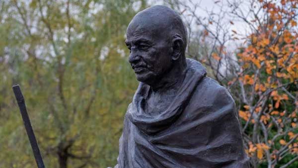 గాంధీ విగ్రహానికి నల్ల రంగు పూసి .. పాకిస్థాన్ జిందాబాద్ అంటూ పోస్టర్లు వేసి .. నిజామాబాద్ లో కలకలం