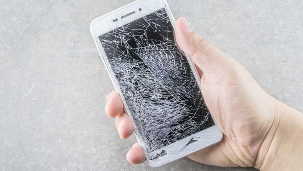 ఫోన్ పగులగొట్టాడని భర్తను కూడా వదలని భార్య.. ఏం చేసిందో తెలుసా ..?