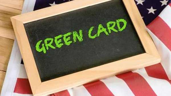 మరో బాంబు పేల్చిన ట్రంప్ సర్కార్: అలాంటి వారికి గ్రీన్ కార్డు రద్దు