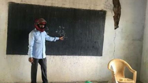 క్లాస్‌రూమ్‌లో హెల్మెట్ ధరించి.. ఉపాధ్యాయుడి వింత నిరసన..!