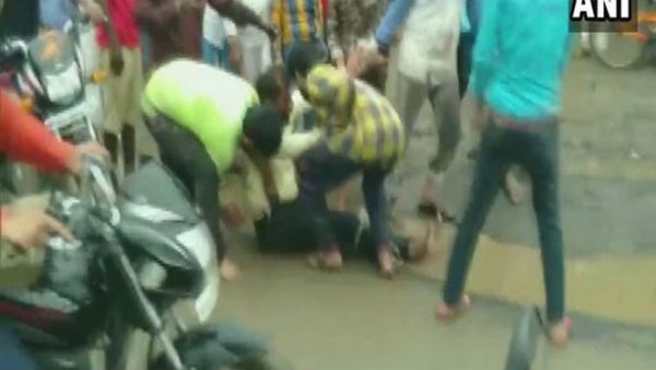 అతడొక్కడే.. 12 మంది పిడిగుద్దులు..!