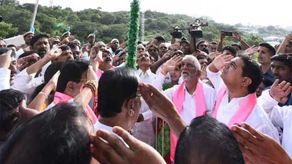 పార్టీ కార్యాలయాల్లో పంద్రాగస్ట్ : జాతీయ జెండాలను ఆవిష్కరించిన నేతలు