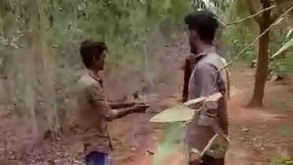 యువతిని వేధించిన పోకిరీలు.. తోటలో చితక్కొట్టిన బంధువులు (వీడియో)