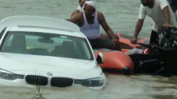 జాగ్వార్ కారు కోనివ్వలేదని బీఎండబ్ల్యూను నదిలో తోసిన హర్యానా యువకుడు (వీడియో)