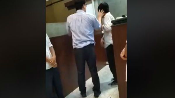 యజమాని కాదు రాక్షసుడు: తాగాడు, సిబ్బందిని కొట్టాడు.. (వీడియో)