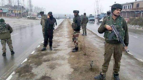 అదిరేది లేదు.. బెదిరేది లేదు..! కశ్మీర్ లోయలో బలగాల మొండి ధైర్యం..!!