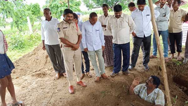 భూమి మాయం చేశారు.. రికార్డుల్లో పేరు మార్చారు.. గోతిలోకి దిగి జర్నలిస్ట్ వింత నిరసన (వీడియో)