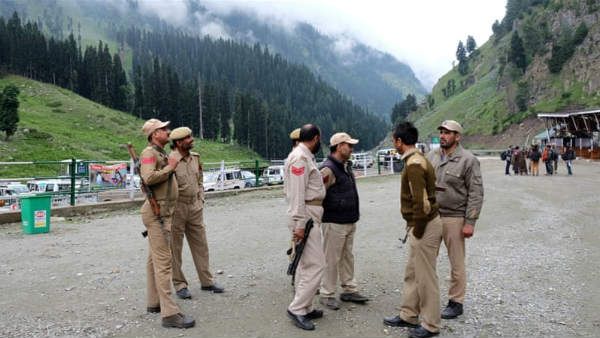 కశ్మీర్ అప్‌డేట్స్ : పార్టీల సమావేశానికి బ్రేక్.. హోటల్‌లో వద్దంటూ..!