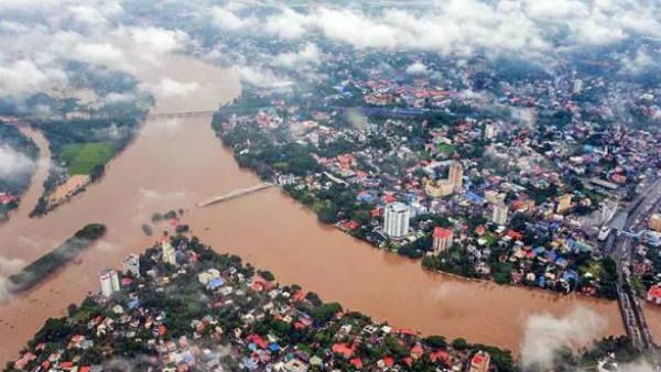 కేరళలో కొండచరియల బీభత్సం.. 42 మంది మృతి.. ఆర్థికసాయం ప్రకటించిన ఫడ్నవీస్