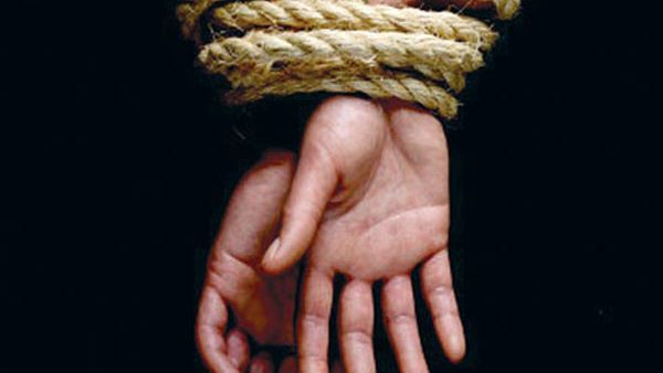 నవ దంపతులపై దాడి, కిడ్నాప్.. భార్య బంధువులపైనే భర్త అనుమానం ..?