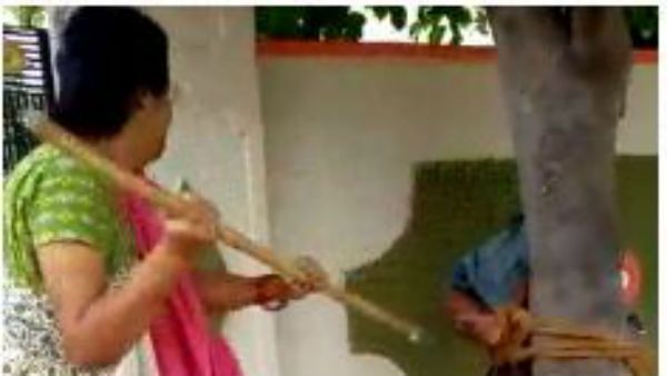 పోకిరోడి వీపు పగిలింది.. వివాహితకు వేధింపులు.. కర్రతో కుళ్లబొడిచారుగా..! (వీడియో)