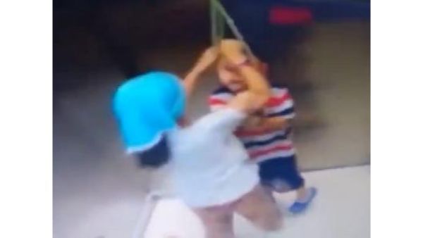 వీడియో వైరల్ : లిఫ్టులో ఇరుక్కున్న తమ్ముడు... అక్క ఎలా కాపాడిందో చూడండి..!