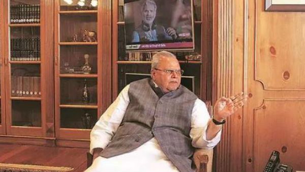 కశ్మీర్‌ ప్రజల భయాందోళన.. పెట్రోల్‌బంకులు, ఏటీఏం సెంటర్ల వద్ద జనం క్యూ, భయపడొద్దంటున్న గవర్నర్