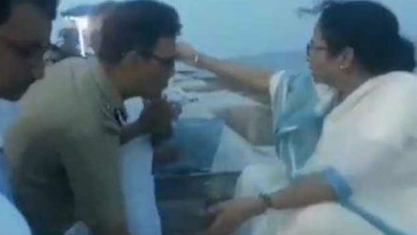 కలకలం: ముఖ్యమంత్రి పాదాలకు నమస్కరించిన ఐపీఎస్ అధికారి