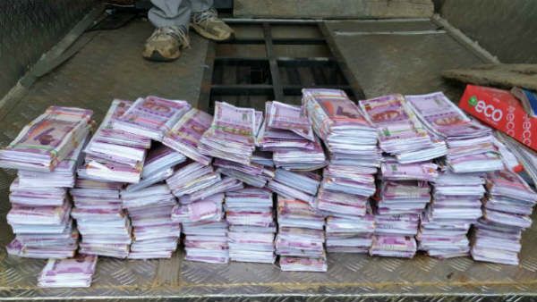 రూ. 300 కోట్ల నకిలీ నోట్లు సీజ్, గూడ్స్ ఆటో, కర్ణాటక- తమిళనాడు సరిహద్దులో కలకలం !