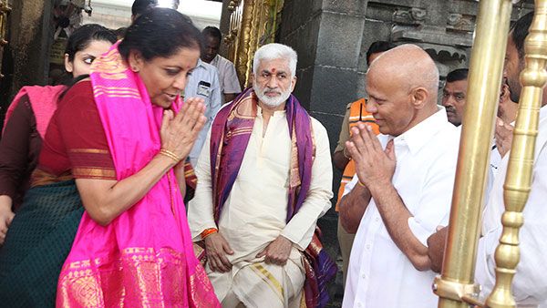 శ్రీవారిని దర్శించుకున్న కేంద్రమంత్రి నిర్మ‌లా సీతారామ‌న్‌, వైసీపీ ఎంపీ సాయిరెడ్డి