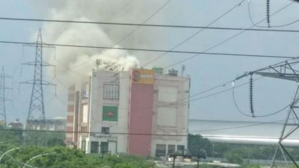 షాపింగ్‌మాల్‌లో ఎగసిపడుతున్న మంటలు.. రంగంలోకి 10 ఫైరింజన్లు