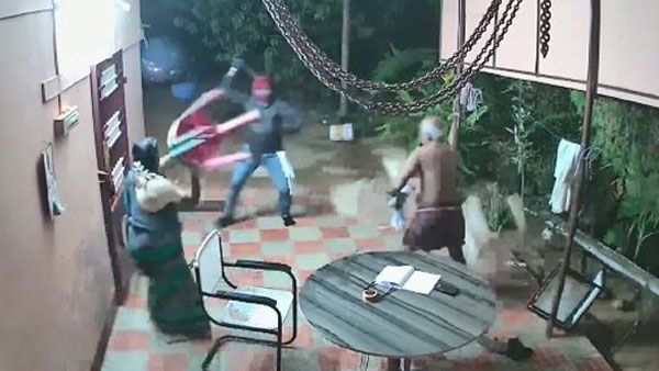 దొంగలను తరిమికొట్టిన ధైర్యం.. ఆ వృద్ధ దంపతులకు సాహస పురస్కారం (వీడియో)