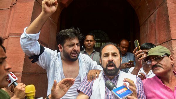 కాశ్మీర్ లొల్లి : రాజ్యంగ ప్రతులను చింపబోయి.. బట్టలను చింపుకొని!