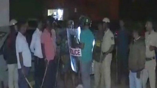 మిడ్ నైట్ మెంటల్ మేన్ హంగామా, పోలీస్ క్వాటర్స్ లో సినిమా చూపించాడు, పుట్టపర్తి!