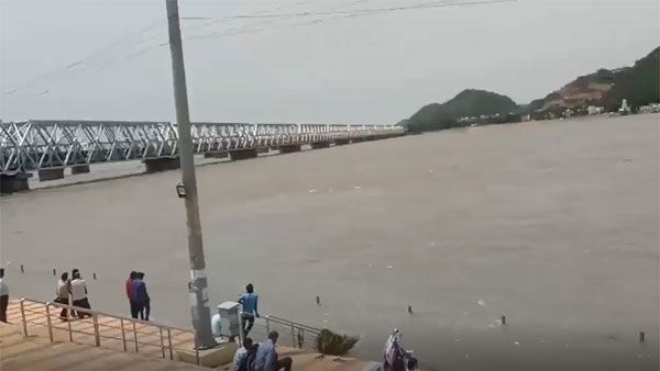 వీడియో: సేదతీరుతున్న బ్లేజ్ వాడ: ప్రకాశం బ్యారేజీకి పోటెత్తిన జనం!