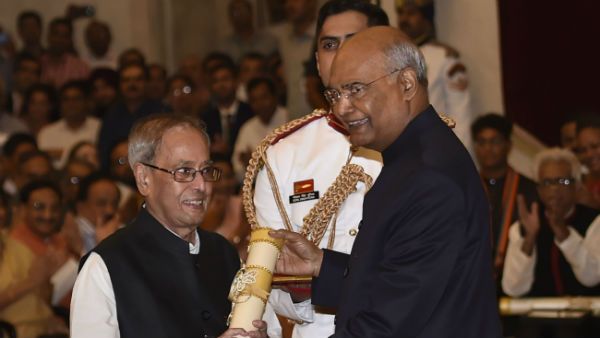 భారతరత్నాలు : ప్రణబ్‌కు అవార్డు అందజేసిన రాష్ట్రపతి కోవింద్, మరో ఇద్దరికీ కూడా..
